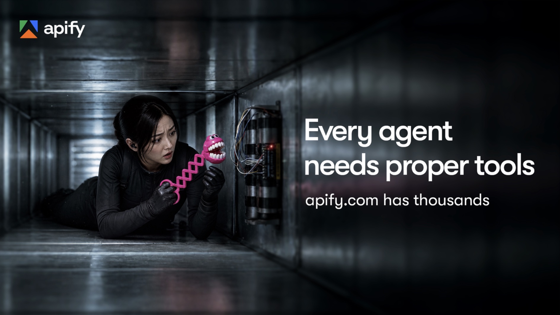 Apify key visual Defusal - agentka zneškodňuje bombu ružovou hryzačkou